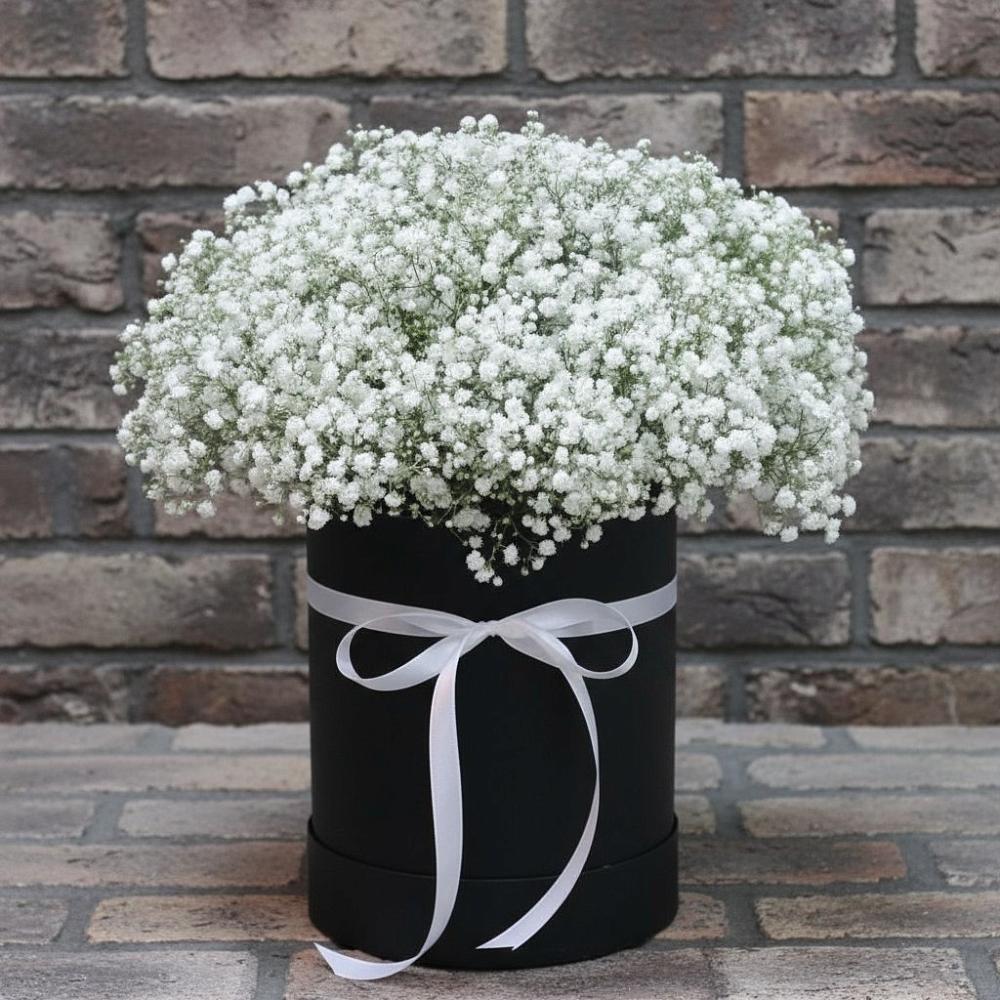 Цветочная композиция из Гипсофила в шляпной коробке в Стодеревской