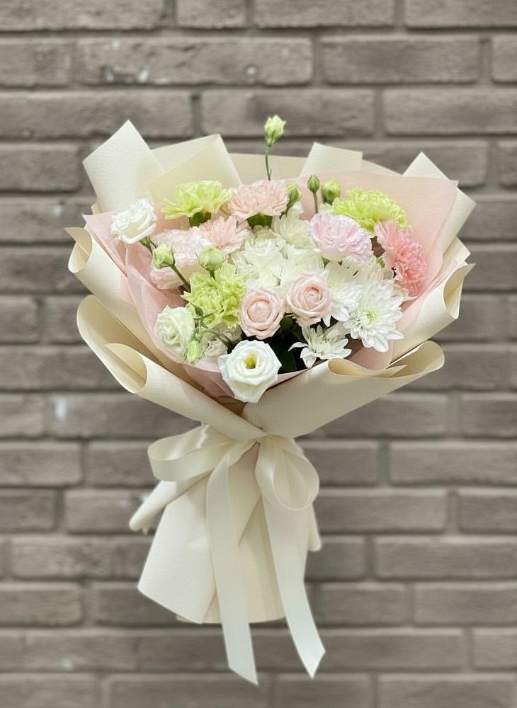 Букет цветов из: Гвоздики, Розы, Лизиантусы и Хризантемы в Стодеревской