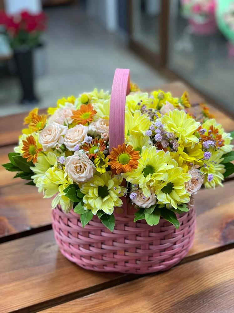 Цветочная композиция из Хризантемы и Розы в корзине в Стодеревской