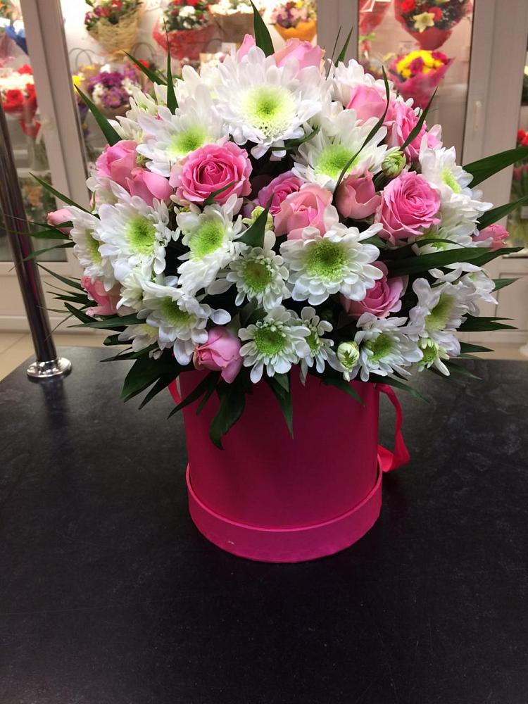 Цветочная композиция из Розы и Хризантемы в шляпной коробке в Стодеревской