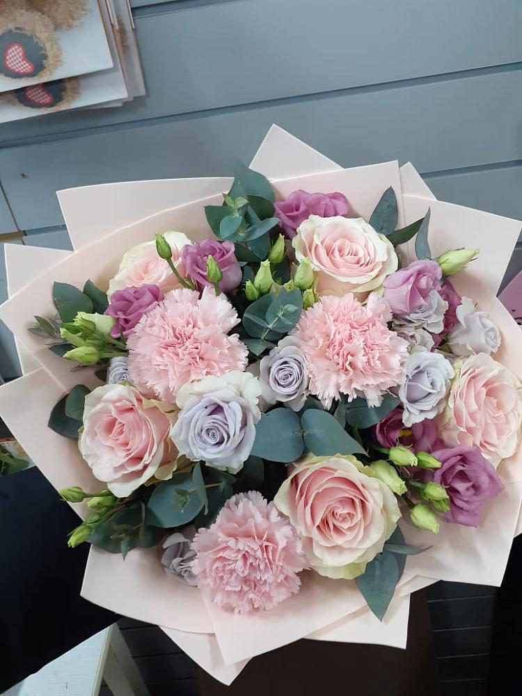 Букет цветов из: Розы, Гвоздики и Лизиантусы в Стодеревской