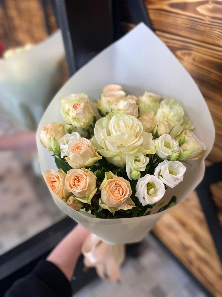 Букет цветов из: Розы и Лизиантусы в Стодеревской